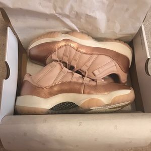 WORN ONCE ON CARPET ROSE GOLD 11s